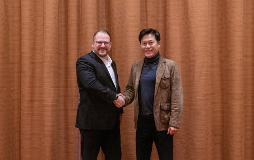 박정호 SK하이닉스 부회장(오른쪽)은 4일(미국시간) CES 2023이 열리는 미국 라스베이거스에서 퀄컴 크리스티아노 아몬(Cristiano Amon) CEO(왼쪽)와 만나 양사 간 협력 강화 방안에 대해 논의했다.