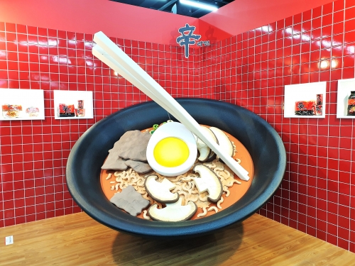 자이언트 신라면 조형물 포토존. [사진=안솔지 기자]
