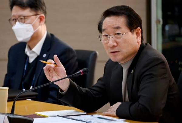 유정복 인천광역시장이 12일 인천테크노파크에서 2023년도 인천테크노파크 주요업무 추진계획을 보고받고 있다.