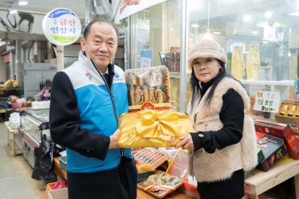 1월 17일 한국중부발전이 보령전통시장에서 'ESG경영 실천을 위한 설 명절 행복나눔 사회공헌활동'을 시행했다.(김호빈 한국중부발전 사장(왼쪽)