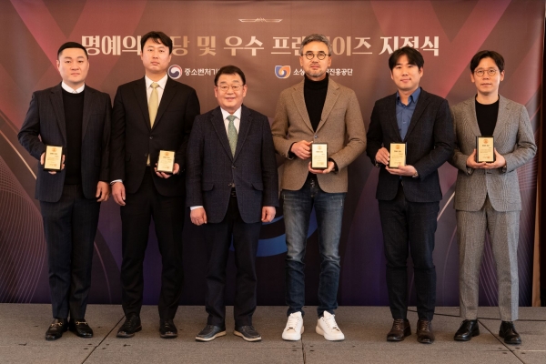 명예의 전당 헌정 5개 브랜드 단체촬영 모습.(에듀플러스 본부장 윤일준, 깐깐한족발 대표 정민환, 소진공 이사장 박성효, 바른치킨 대표 이문기, 푸라닭치킨 부대표 신준섭, 아소비 부대표 박재원)