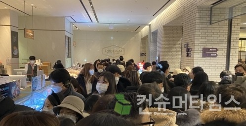 서울 명동 신세계 백화점에 마스크를 낀 사람들이 몰려있다. [사진 = 이찬우 기자]