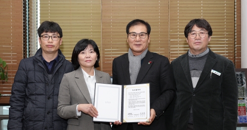 함평군청 군수실에서 열린 투자협약식-왼쪽부터 임만택 ㈜삼인 이사, 김경화 대표, 이상익 함평군수, 최종욱 지역개발과장