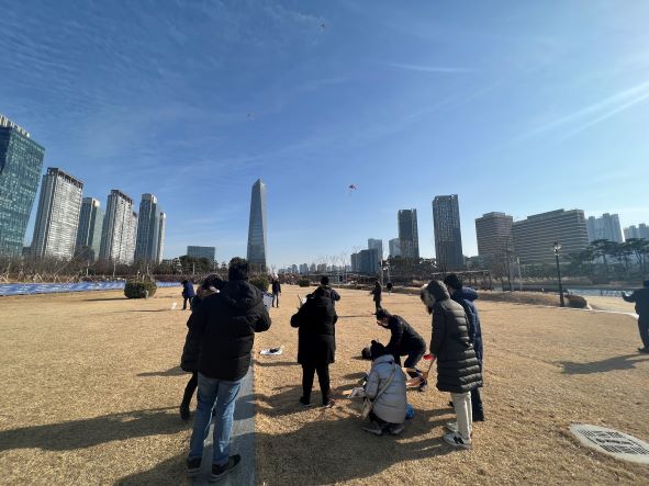 인천경제자유구역청은 지난 1일 송도국제도시 G타워 인천경제자유구역(IFEZ) 글로벌센터와 센트럴파크 등에서 거주 외국인들을 대상으로 'IFEZ 정월 대보름맞이 연날리기 행사'를 개최했다.