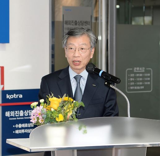 KOTRA(사장 유정열)는 이달 6일 염곡동 본사에서 '디지털 무역인력, 기업 (덱스터즈)' 양성사업 발대식을 개최하고 '누구나 수출할 수 있는 디지털 무역'의 원년을 선포했다. (유정열 KOTRA 사장이 개회사를 하는 모습)