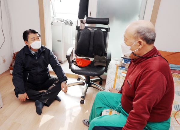 취약계층 현장방문 세대 점검 모습.(좌측 정용기 한난 사장)