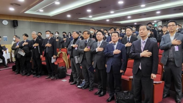 지성호 국회의원과 정용원 인하대학교 수도권미세먼지연구·관리센터장 등 주요 내빈과 참석자들이 9일 토론회를 앞두고 국민의례를 하고 있다.(사진제공=인하대학교)