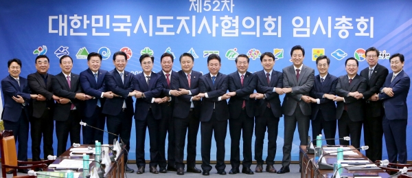 인천시는 유정복 시장(오른쪽 7번째)이 지난 10일 전북도청에서 열린 '제3회 중앙지방협력회의'에 참석해 수도권에도 중앙정부 권한를 대폭 이양해 줄 것을 건의했다.