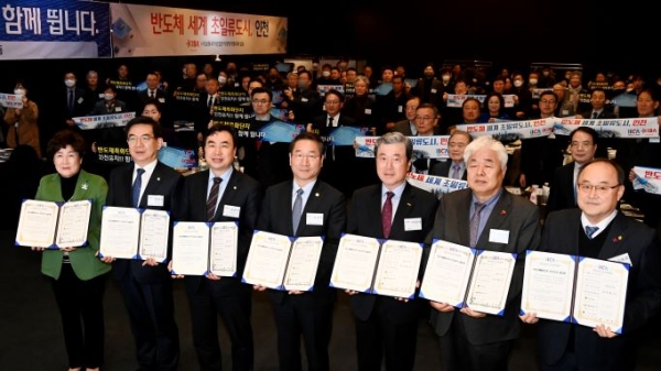유정복 인천시장이 15일 연수구 라마다송도호텔에서 열린 '인천산단 CEO 아카데미'에서 반도체특화단지 인천유치 결의문을 전달받은 뒤 기념촬영을 하고 있다. (왼쪽부터 서임순 한국여성경제인협회인천지회장, 정일영 국회의원, 윤관석 국회의원, 유정복 인천시장, 이영재 남동국가산업단지경영자협의회장, 조덕형 주안부평산단경영자협의회장, 김동훈 인천비전기업협회장)