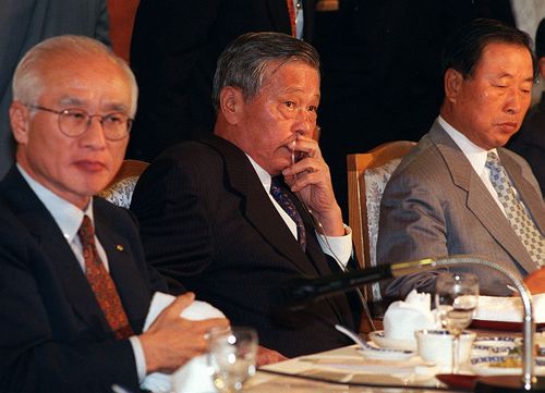 폐암 수술을 받은 故 최종현 선대회장(왼쪽에서 두 번째)이 IMF 구제금융 직전인 1997년 9월 산소 호흡기를 꽂은 채 전경련 회장단 회의에 참석, 경제위기 극복 방안을 논의하고 있다.