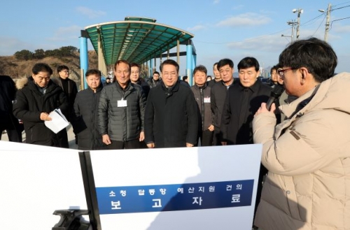유정복 인천광역시장이 16일 옹진군 소청도에서 답동항 부잔교 설치 현장을 점검하고 있다.(사진제공=인천시)