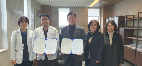 (좌측부터) 화홍병원 정윤정 간호부장, 화홍병원 이세호 병원장, 수원여대 김창호 산학취업처장, 김연미 간호학과장, 천의영 간호학과 교수