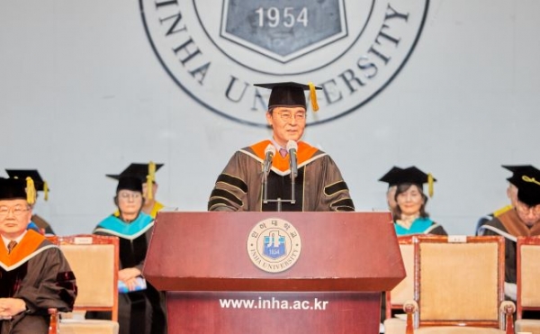 지난 17일 인하대 본관 대강당에서 열린 2023년 2월 학위수여식에서 조명우 총장이 훈사를 하고 있다.