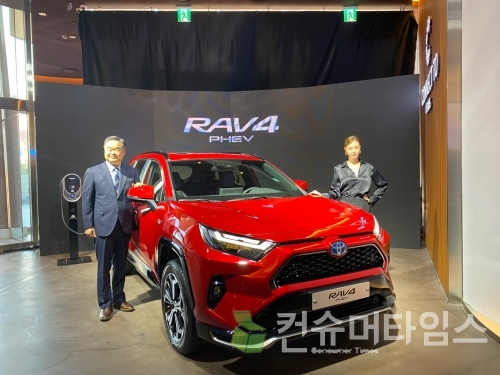 콘야마 마나부 한국토요타자동차 사장(왼쪽)과 신차 RAV4. [사진 = 이찬우 기자]