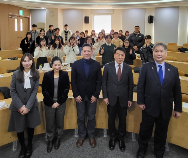 일본키타큐슈시립대학 니노미야 부총장(오른쪽)과 이호철 인천대 대외협력부총장(오른쪽 두 번째) 등이 20일 기념촬영을 하고 있다.(사진제공=인천대학교)