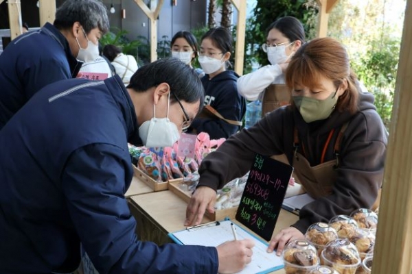 한수원이 22일 23일 양일간 경주 본사에서 지역아동센터 아동들과 플리마켓 나눠보장[場] 행사를 진행한다.