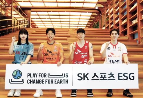 SK 스포츠 구단 선수들이 23일 서울 종로구 SK서린빌딩에서 스포츠 ESG 협력 강화에 대한 결의를 다지고 있다. (왼쪽부터) SK슈가글라이더즈 이현주 선수, 제주유나이티드 김승섭 선수, SK나이츠 김선형 선수, SK호크스 오주안 선수 [사진 = SK 제공]