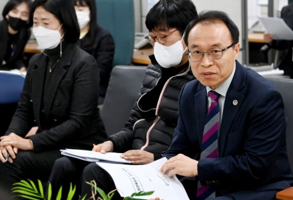 김석철 인천시 보건복지국장이 23일 시청 기자실에서 보건복지국 소관 현안과 관련해 기자간담회를 하고 있다.