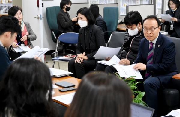김석철 인천시 보건복지국장이 23일 시청 기자실에서 보건복지국 소관 현안과 관련해 기자간담회를 하고 있다.