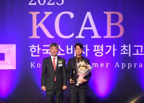 서동혁 교원라이프 사업기획부문장(오른쪽)이 수상 기념촬영을 하고 있다.