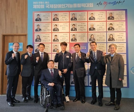 한국전력기술(주) 윤사일 감사가 2월24일 기능훈련장을 격려방문하고 기념촬영을 하고 있다. 제10회 국제장애인기능올림픽대회는 프랑스 메스에서 오는 3월22일부터 3월25일까지 4일간 개최된다.