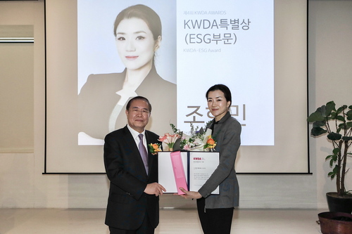 조현민 ㈜한진 미래성장전략 및 마케팅 총괄 사장(오른쪽)이 권영걸 서울디자인재단이사장(왼쪽)과 기념촬영을 하고 있다.