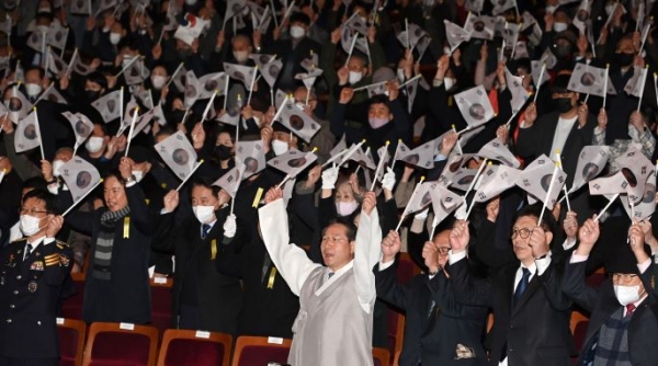 유정복 인천광역시장이 제104주년 3.1절인 1일 인천문화예술회관에서 열린 3.1절 기념식에서 내빈들과 만세삼창을 하고 있다.