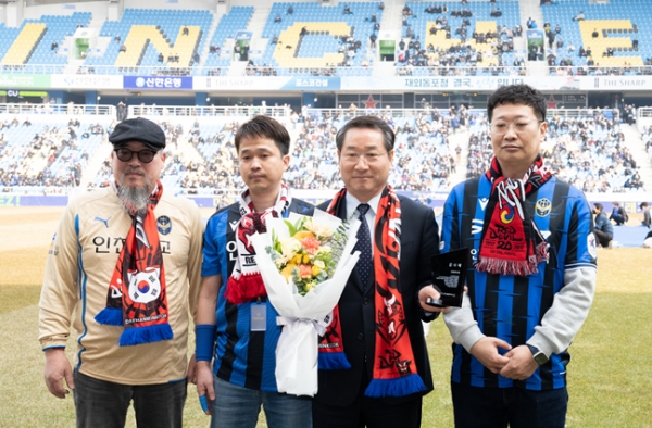 유정복 인천광역시장이 2022 카타르월드컵 응원전의 성공적 개최로 대한민국 축구팬들에게 감동을 선사했다며 붉은악마로부터 감사패를 받았다.