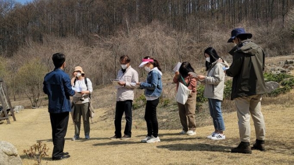 지난 4월 9일 전시원 제안공모를 위한 설명회에서 강기호 실장이 전시원 조성 취지 등에 대해 설명하고 있다.(사진제공=한국수목원정원관리원 국립백두대간수목원)