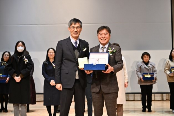 김동조 정석학술정보관 부관장이 한국도서관상을 수상한 뒤 기념촬영을 하고 있다.(사진제공=인하대)