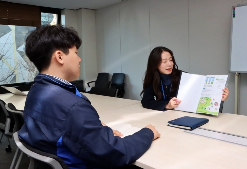 포스코O&M이 직원 대상으로 '마음힐링 프로그램'을 설명하고 있다.