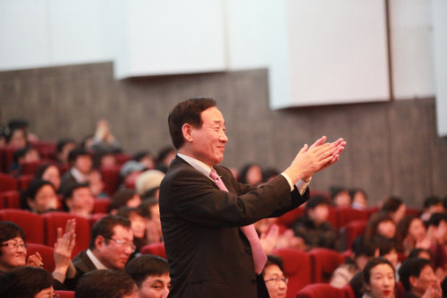 故 이운형 회장이 2011년 오페라 공연에서 박수를 보내고 있다.