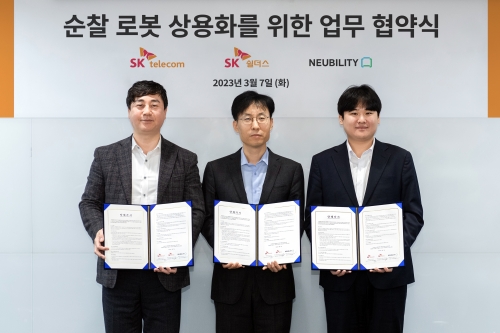 왼쪽부터 김윤호 SK쉴더스 성장추진실장, 최낙훈 SKT Industrial AIX CO 담당, 이상민 뉴빌리티 대표가 SK쉴더스 삼성동 사옥에서 협약식을 마치고 기념촬영을 하고 있는 모습.
