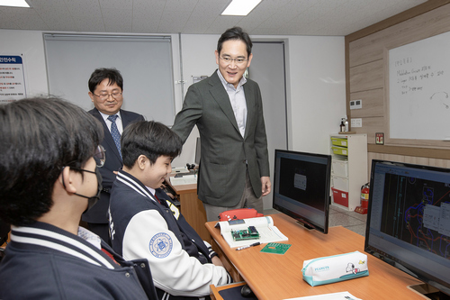 이재용 삼성전자 회장이 7일 경북 구미시에 위치한 구미전자공업고등학교를 방문해 수업을 참관하고 학생들과 대화하고 있다.