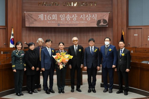 (중앙) 김혜주 대위 수상자 (좌측) 최양희 한림대학교총장, 우측 윤대원 학교법인일송학원 이사장