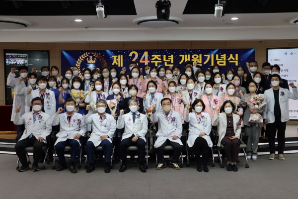 한림대학교성심병원(병원장 유경호)은 지난 3월 6일 제2별관 5층 일송문화홀에서 개원 24주년 기념식을 갖고 진료서비스 강화와 디지털스마트병원으로의 도약을 다짐했다.