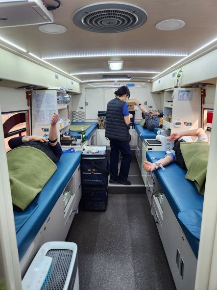 평택항 마린센터 주차장 내 헌혈버스에서 마린센터 입주기업 임직원이 헌혈을 하고 있다.(사진제공=경기평택항만공사)