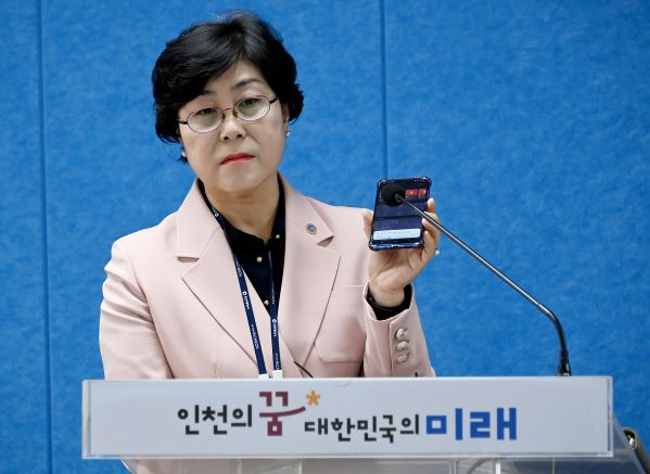 김명숙 인천시 복지서비스과장이 14일 시청 브리핑룸에서 인천시 고독사 예방 및 관리 추진상황과 관련해 브리핑을 하며 인공지능을 활용한 'AI케어콜 돌봄서비스' 시연을 하고 있다.