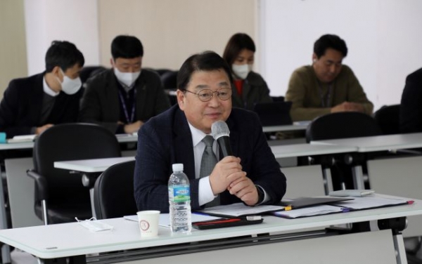 소상공인시장진흥공단 박성효 이사장이 지난 3월 13일 개최한 메타버스 소통간담회 '소진공100'에서 직원 질문에 답변하고 있다.