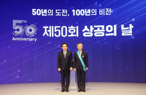 김석수 동서식품 회장(오른쪽)과 이창양 산업통상자원부 장관.