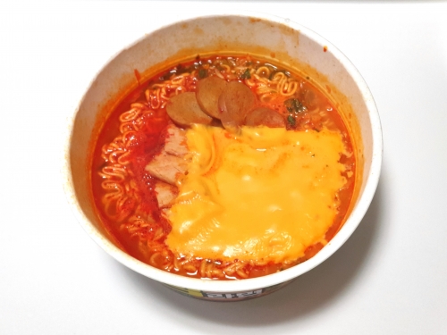 챔라면에 체다치즈를 넣어 조리하면 부대찌개 느낌이 한층 강해진다. [사진=안솔지]
