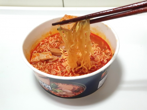 챔라면에 들어있는 닭가슴살 햄 '챔'. 한 조각의 크기가 다소 작아보인다. [사진=안솔지 기자]