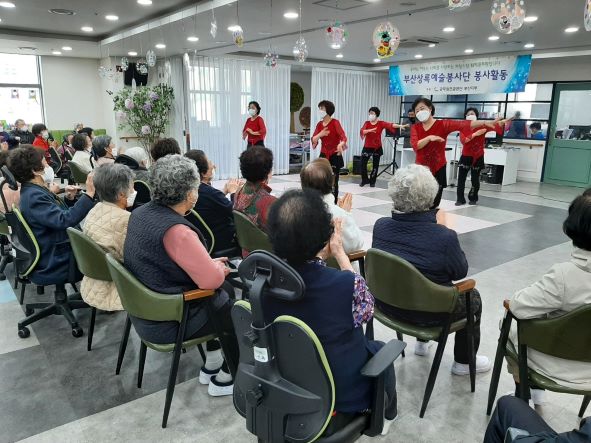  공무원연금공단(이사장 황서종, 이하 공단) 부산상록예술봉사단(이하 봉사단)은 지난 16일 노인주간보호센터로 운영 중인 부산 해운대 '살루스플러스데이케어'에서 지역사회 어르신들을 위한 공연을 펼쳤다.