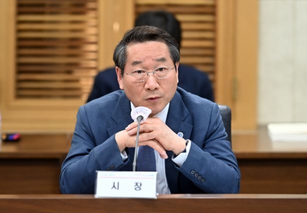 유정복 인천광역시장이 20일 시청 영상회의실에서 열린 '제3회 시장, 군수ㆍ구청장 정책회의'에서 인사말을 하고 있다.