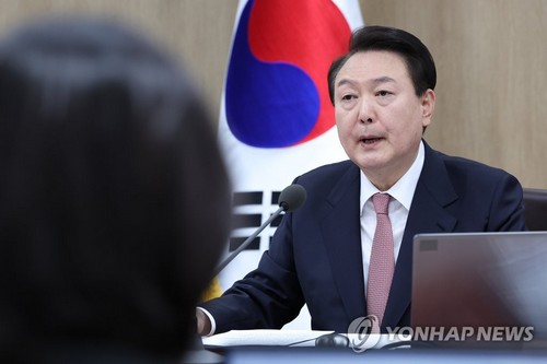 윤석열 대통령이 21일 서울 용산 대통령실 청사에서 열린 국무회의에서 한일관계 정상화, 근로시간 유연화에 대해 발언하고 있다.