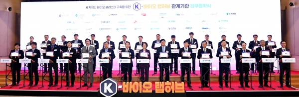 유정복 인천광역시장이 22일 연세대학교 국제캠퍼스에서 열린 'K-바이오 랩허브 관계기관 업무협약식'에서 이영 중소벤처기업부장관, 서승환 연세대학교 총장 및 관계기관과 협약을 체결하고 있다.