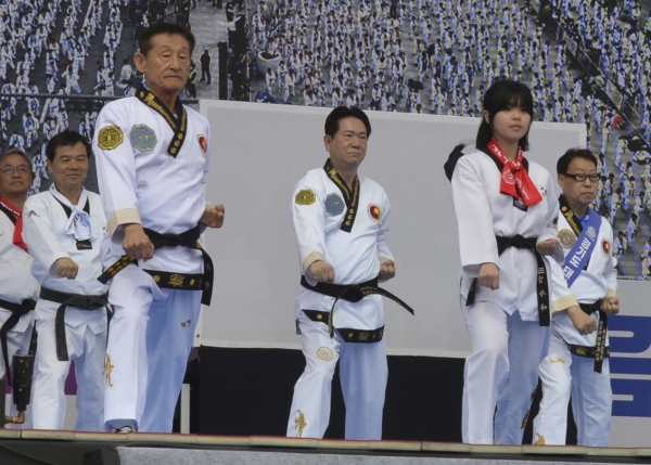 이동섭 국기원장(중앙)이 서울 종로구 광화문광장에서 열린 '국기태권도 한마음대축제' 현장에서 태권도 관계자들과 함께 태극1장을 시연하며 세계 기네스기록 도전을 하고 있는 모습. 광화문 광장에는 1만2263명이 함께 단체 품새 시연을 통해 기네스도전에 성공했다.
