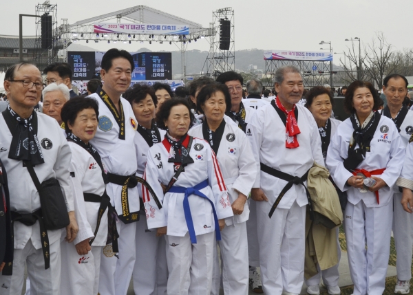 이동섭 국기원장(사진 좌측3번째)이 국기태권도 한마음대축제에 참가한 태권도 수련자들과 기념촬영, 이원장은 행사진행에 정신없이 바쁘다면서도 행사장을 찾은 일반 수련생들에게 일일이 기념촬영에 응해 태권도 글로벌 리더로서의 자상함을 보여 태권도인들에게 기쁨을 안겼다.