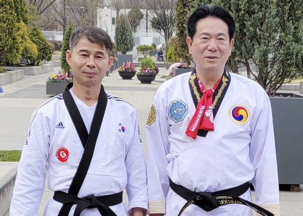 이동섭 국기원장(사진우측)이 국기태권도 한마음 대축제현장에서 태권도 기네스도전에 참가한 김태영 박사(사진좌측)과 기념촬영한 모습. 이동섭 원장은 행사를 마친 후에도 상당시간 현장에 머물며 기념촬영을 원하는 태권도 수련생들에게 일일이 응해주며 전국 태권도인들에 격려와 감사의 인사를 전했다.