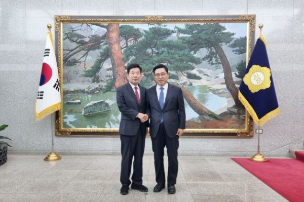 김진표 국회의장(좌측), 한국농수산식품유통공사 김춘진 사장(우측)